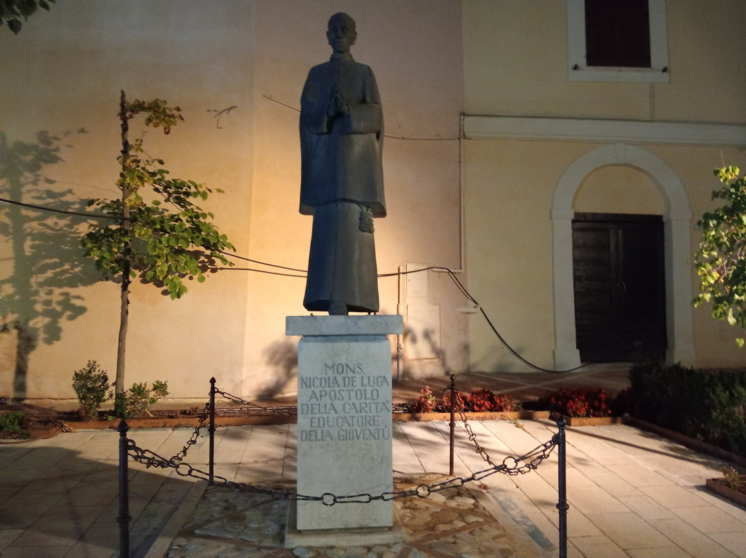Statua Monsignor Nicola De Luca-Citta Sant'Angelo必去景点