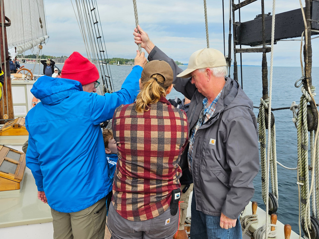 Schooner Manitou - Day Tours-特拉弗斯城必去景点