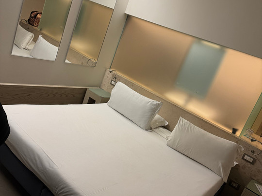 阿兰蓝光酒店主图