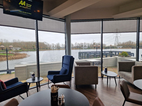 威博斯顿湖滨酒店主图