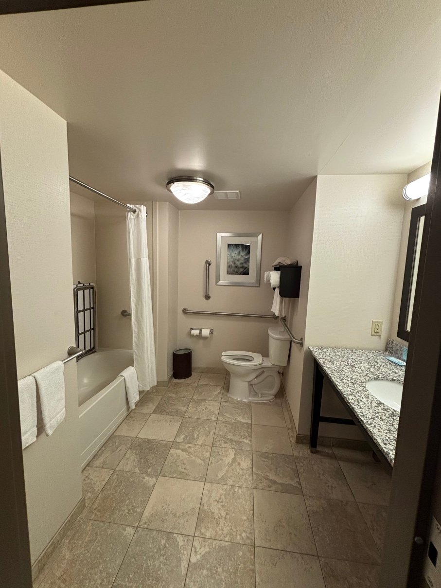 塞内卡-克莱姆森区欢朋酒店及套房-浴室