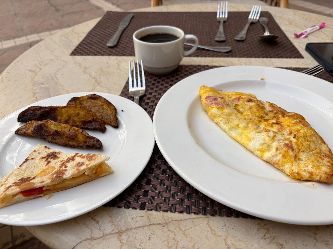 阿扎尔金字塔酒店主图