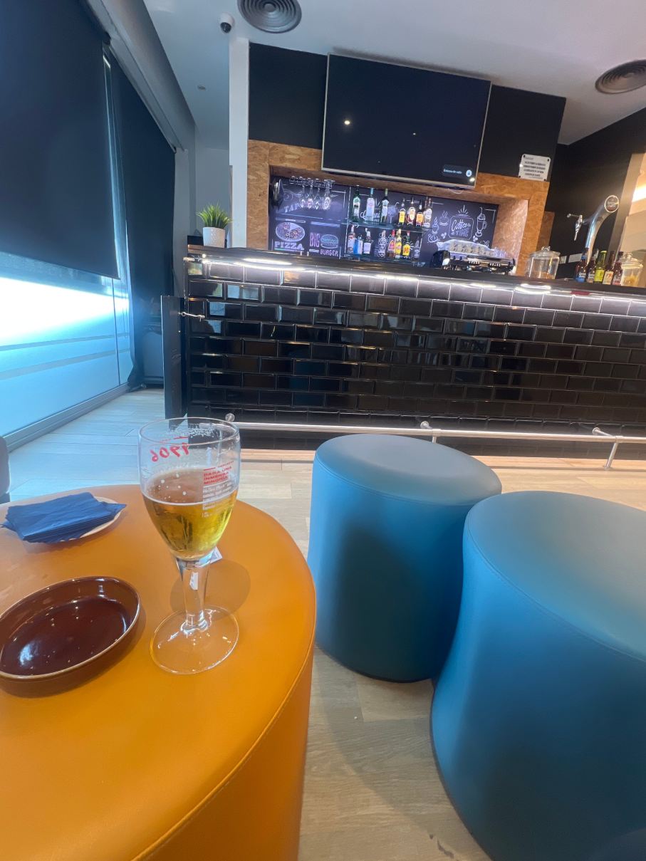 巴塞罗那科内拉费拉旅屋酒店-旅行者