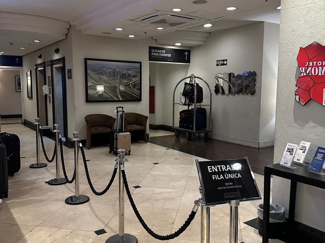 蒙雷阿莱普拉斯瓜鲁柳斯国际机场酒店主图