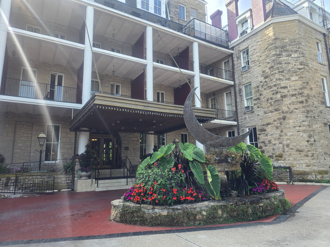 1886年新月水疗酒店主图