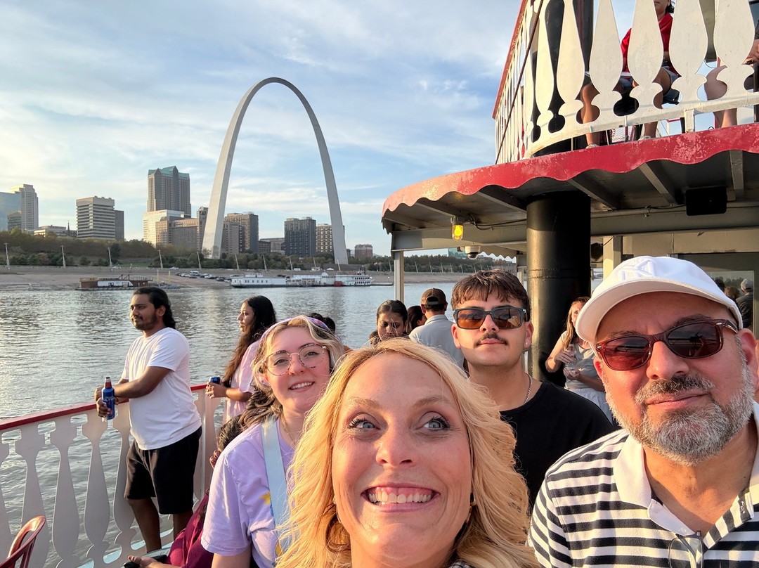 Riverboats at the Gateway Arch-圣路易斯必去景点