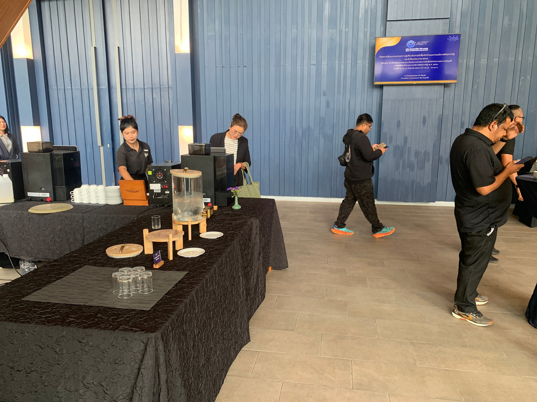 普吉岛迈考海滩跃浪渡假村主图