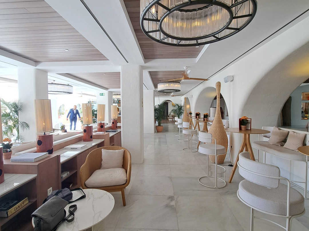 Le Blanc Grand Cafe