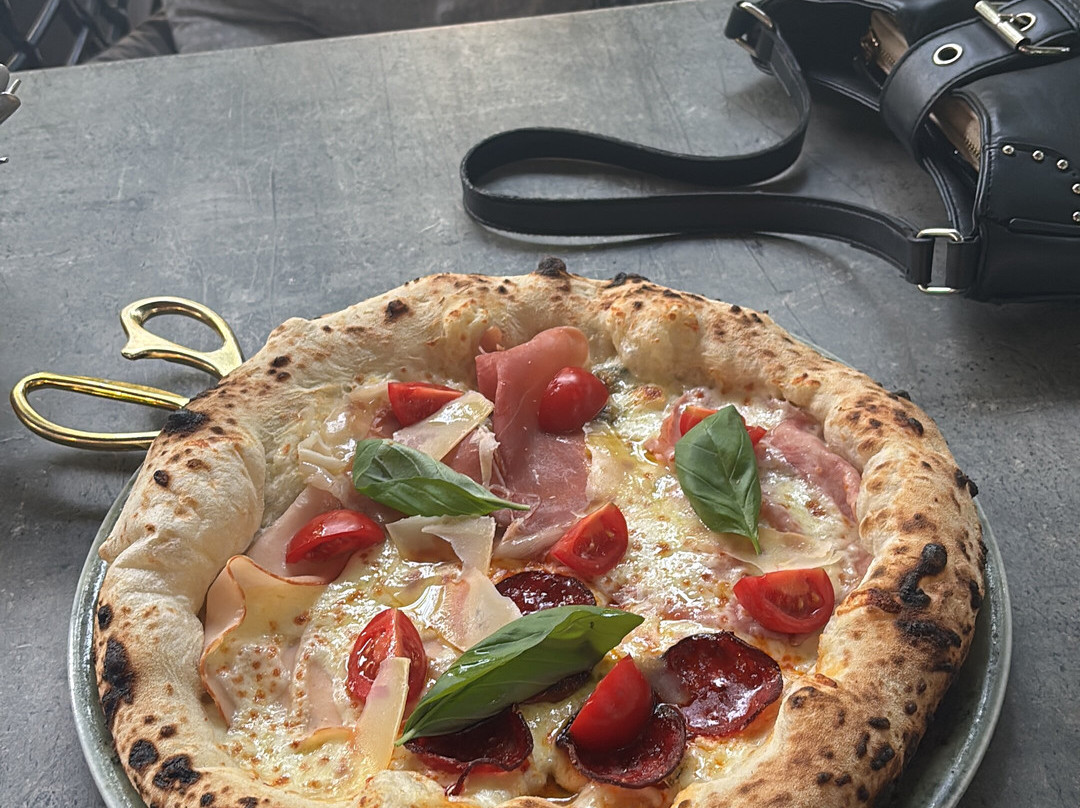 Pizzdarija pica i kafizza