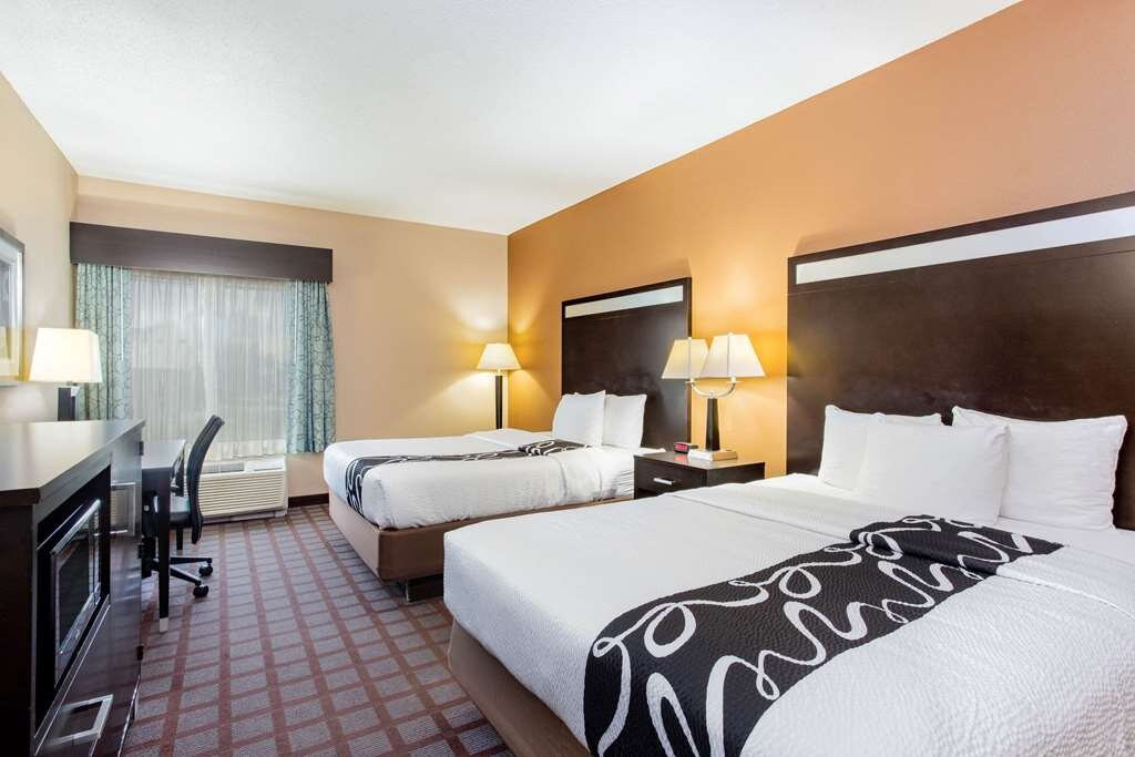 La Quinta Inn & Suites by Wyndham Indianapolis Airport West主图