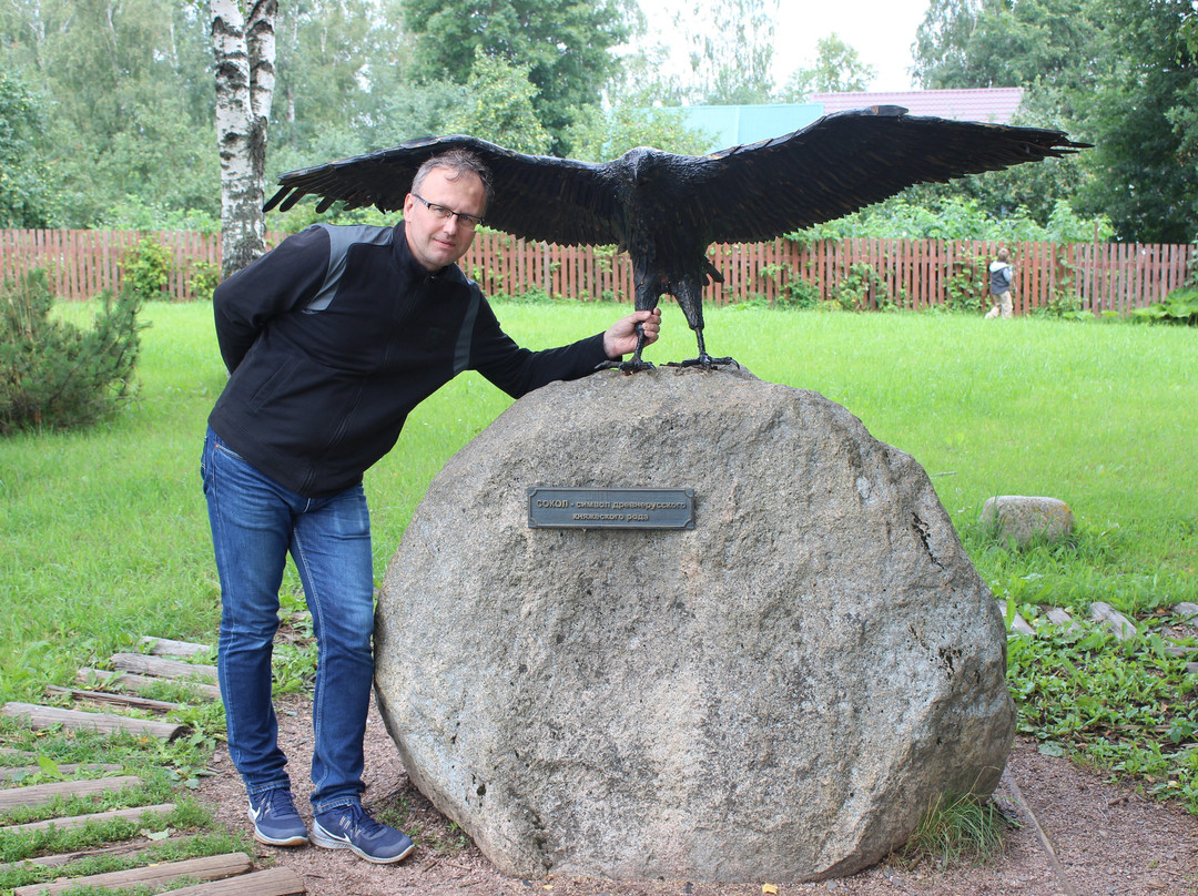 Falcon Sculpture - a symbol of Staraya Ladoga景点图片