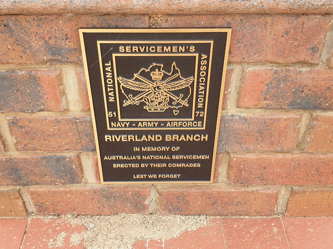 Riverland Vietnam War Veterans & Post World War Two Memorial景点图片