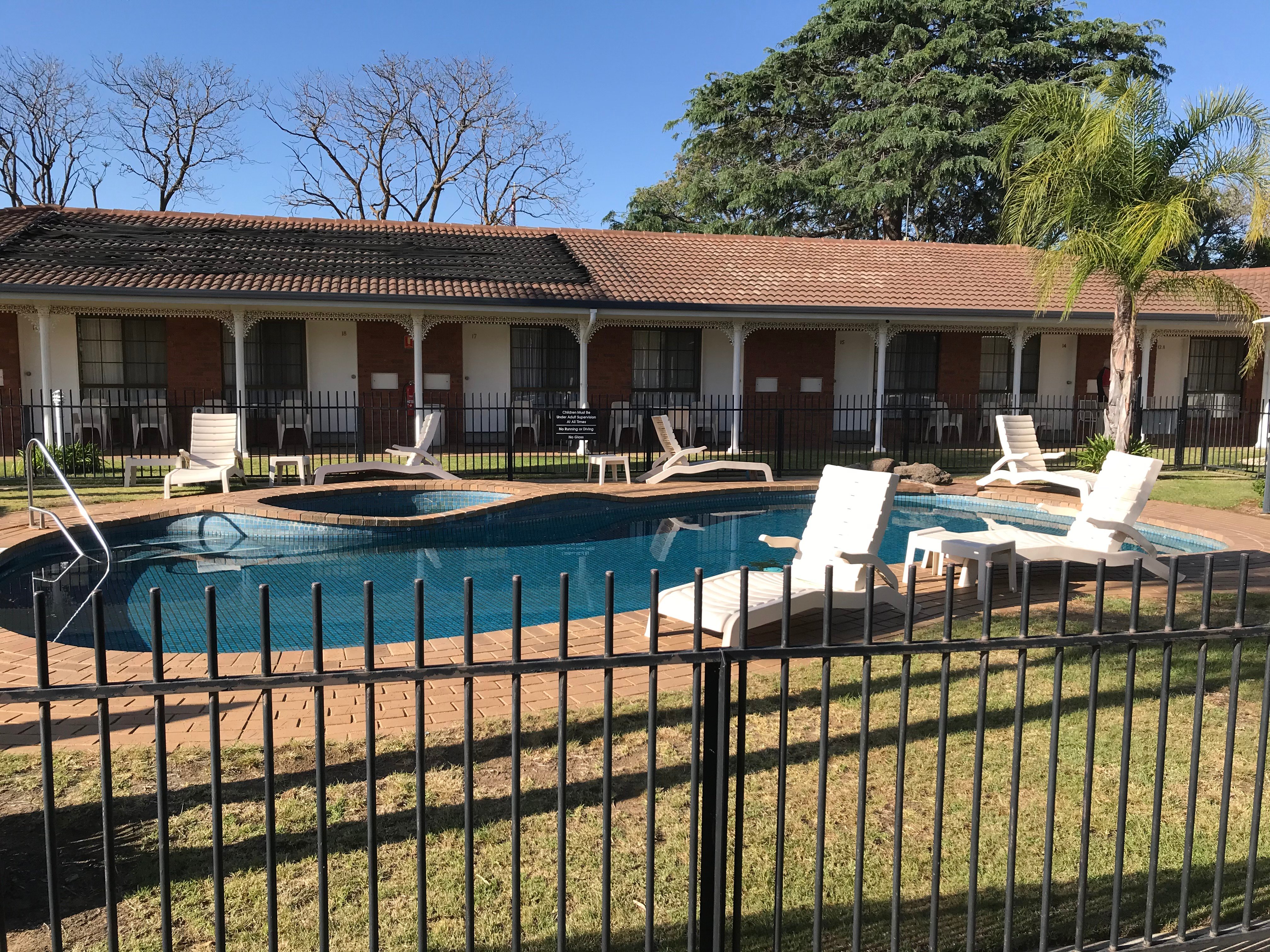 Capricorn Motor Inn-泳池