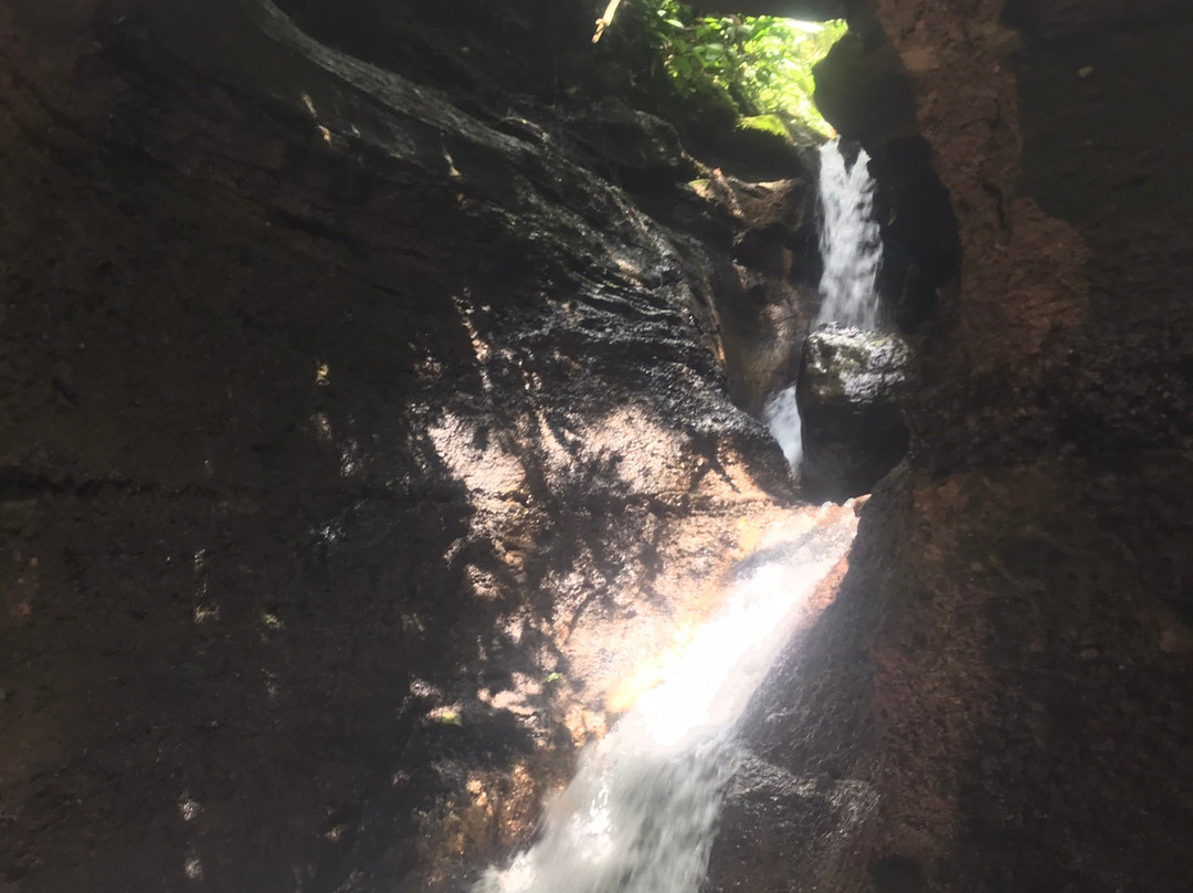 Cascades du Bassin Bleu-Gourbeyre必去景点