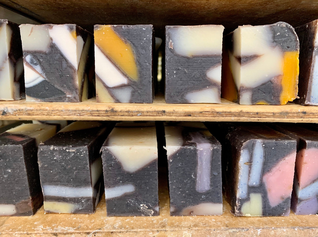 Rocky Mountain Soap Company Workshop Tours-坎莫尔必去景点