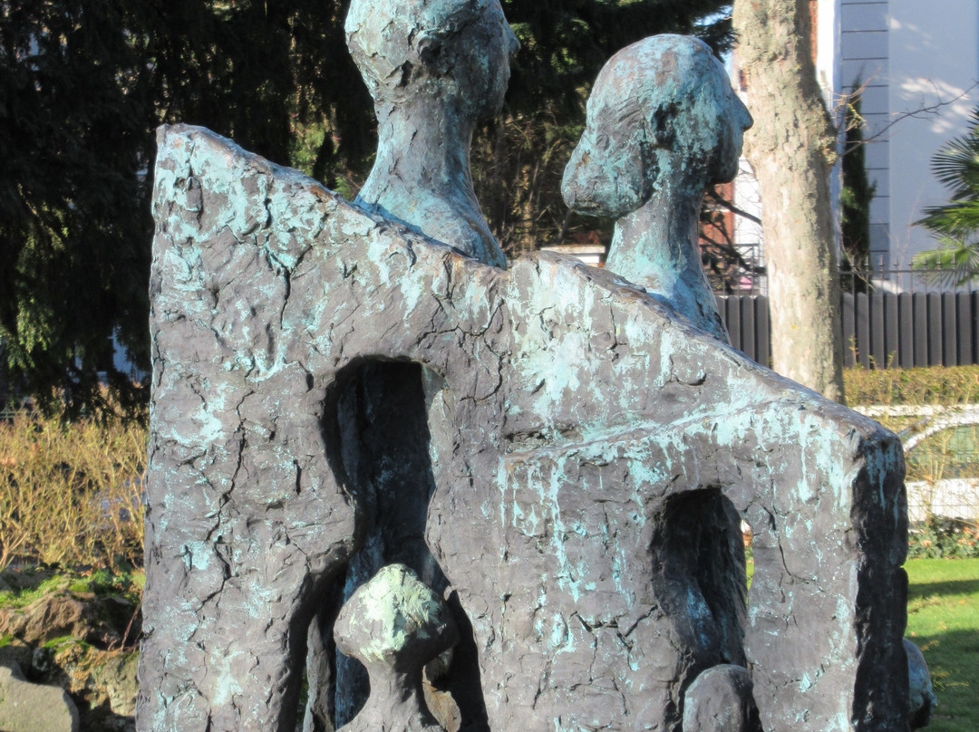 Square Saint Hilaire-圣莫代福塞必去景点