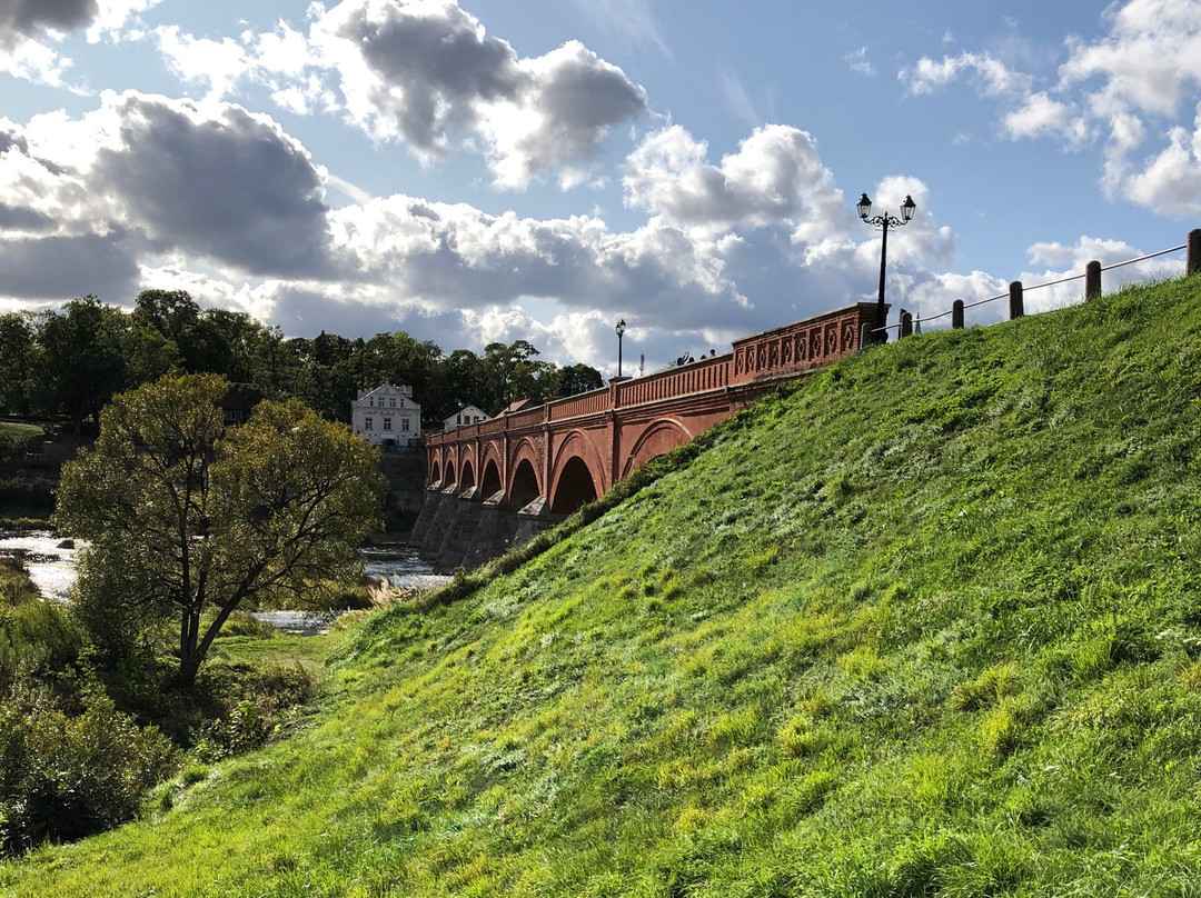 Brick Bridge across the Venta景点图片