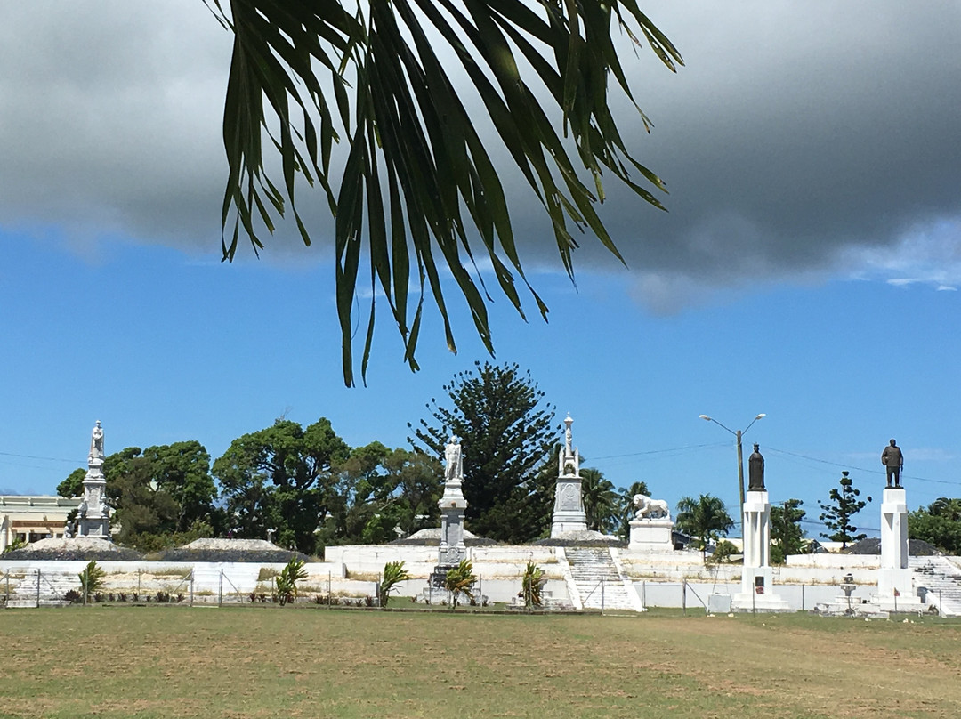 Royal Tombs-努库阿洛法必去景点