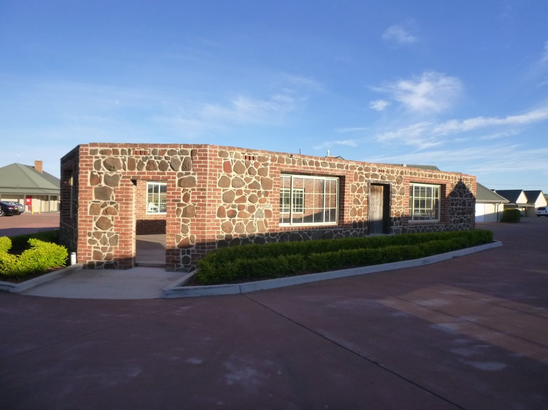 美居古尔本酒店主图