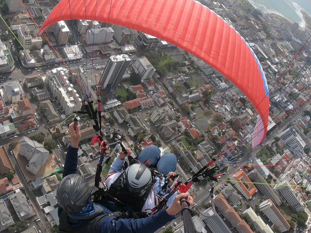 Tandem Paragliding Signal Hill and Lion's Head with views of Table Mountain-开普敦中心区必去景点