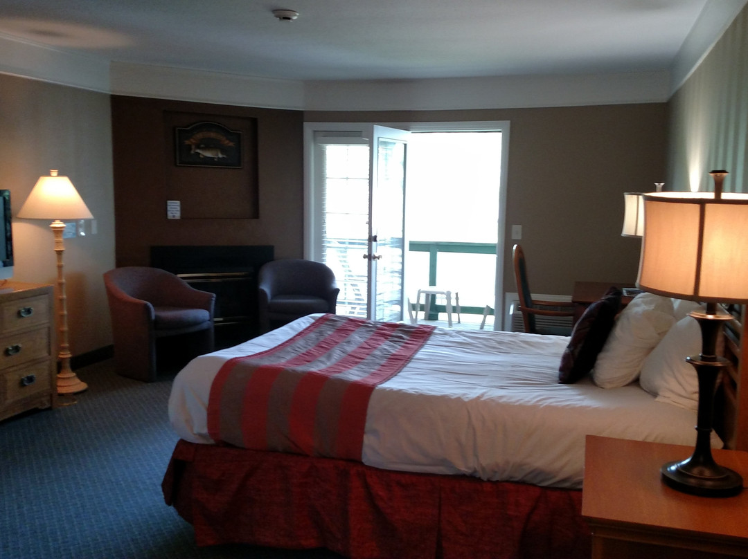 Bass Lake Taverne & Inn主图