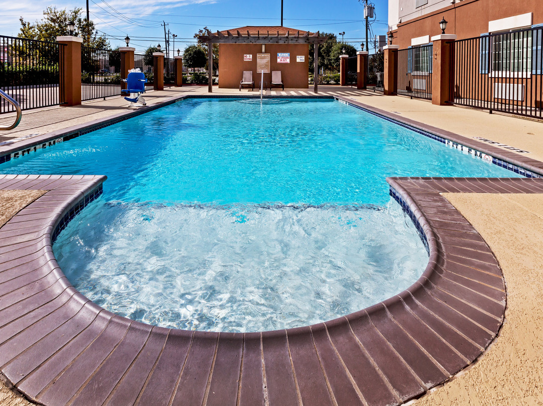 贝敦烛木套房酒店主图