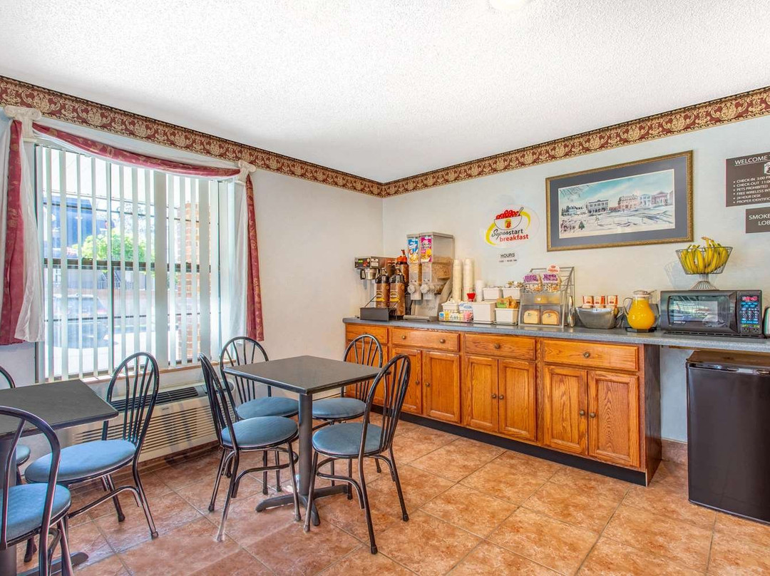 李/伯克夏/折扣店区速8酒店主图