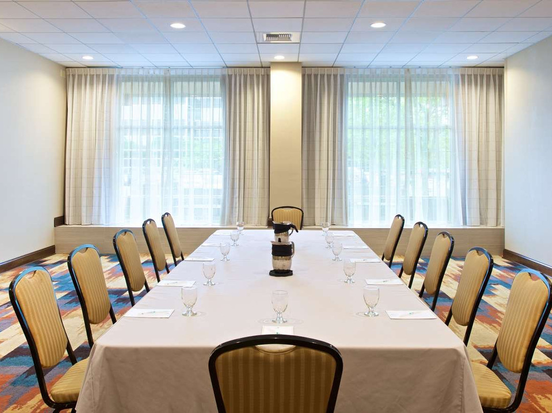 西雅图贝尔维尤希尔顿合博套房酒店主图