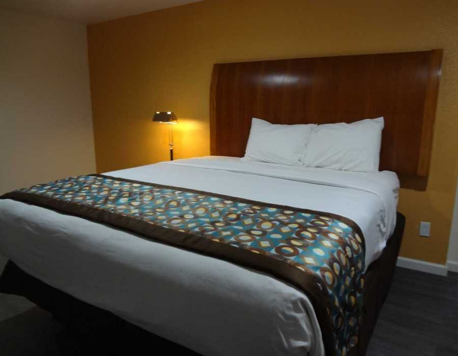 Home Away Inn & Suites主图