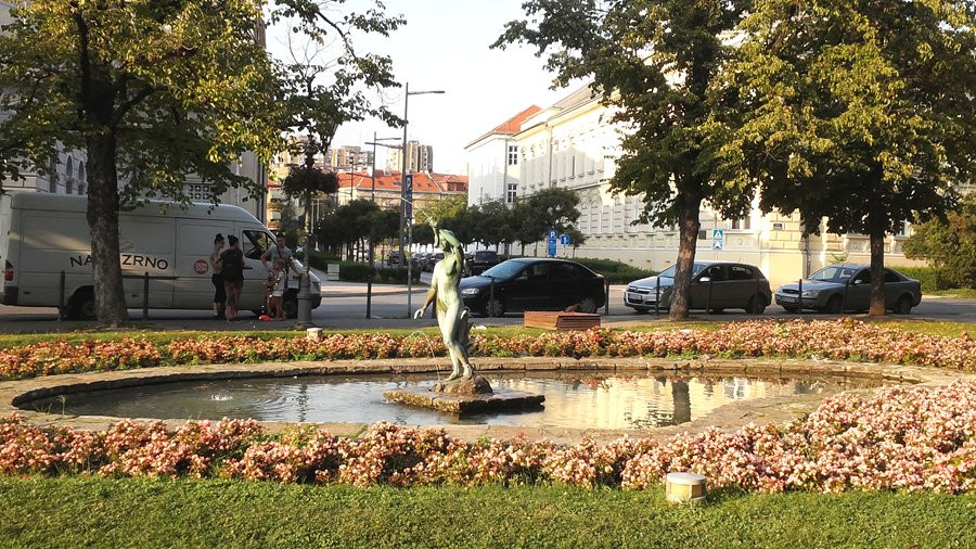 A Girl with the Horn of Plenty Statue景点图片