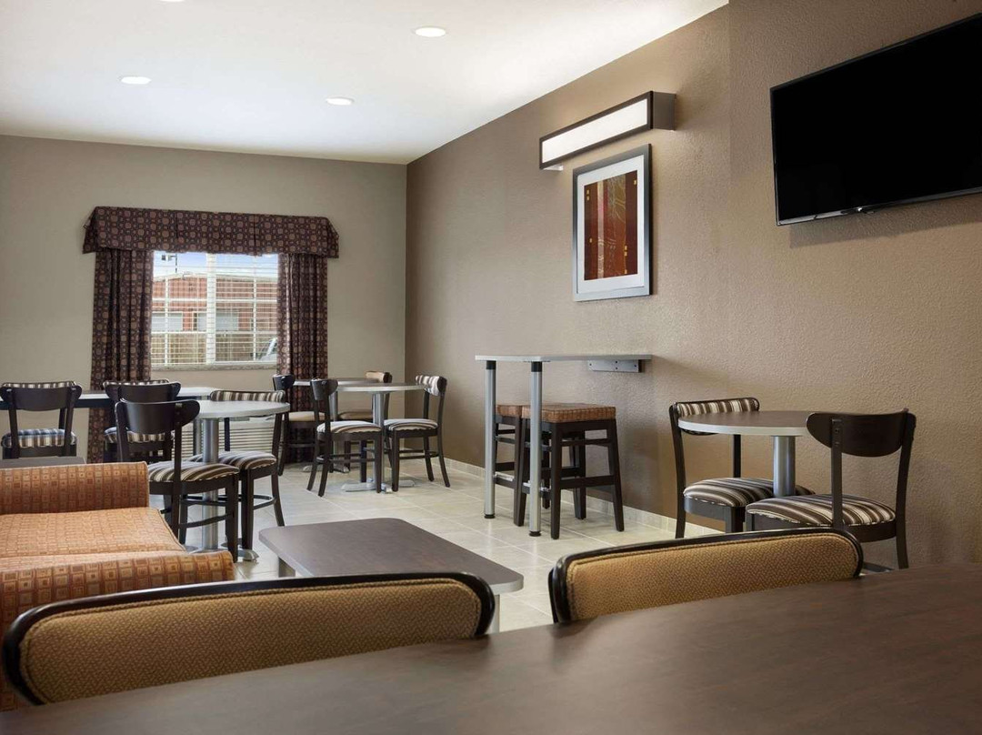 Microtel Inn & Suites by Wyndham Kenedy主图