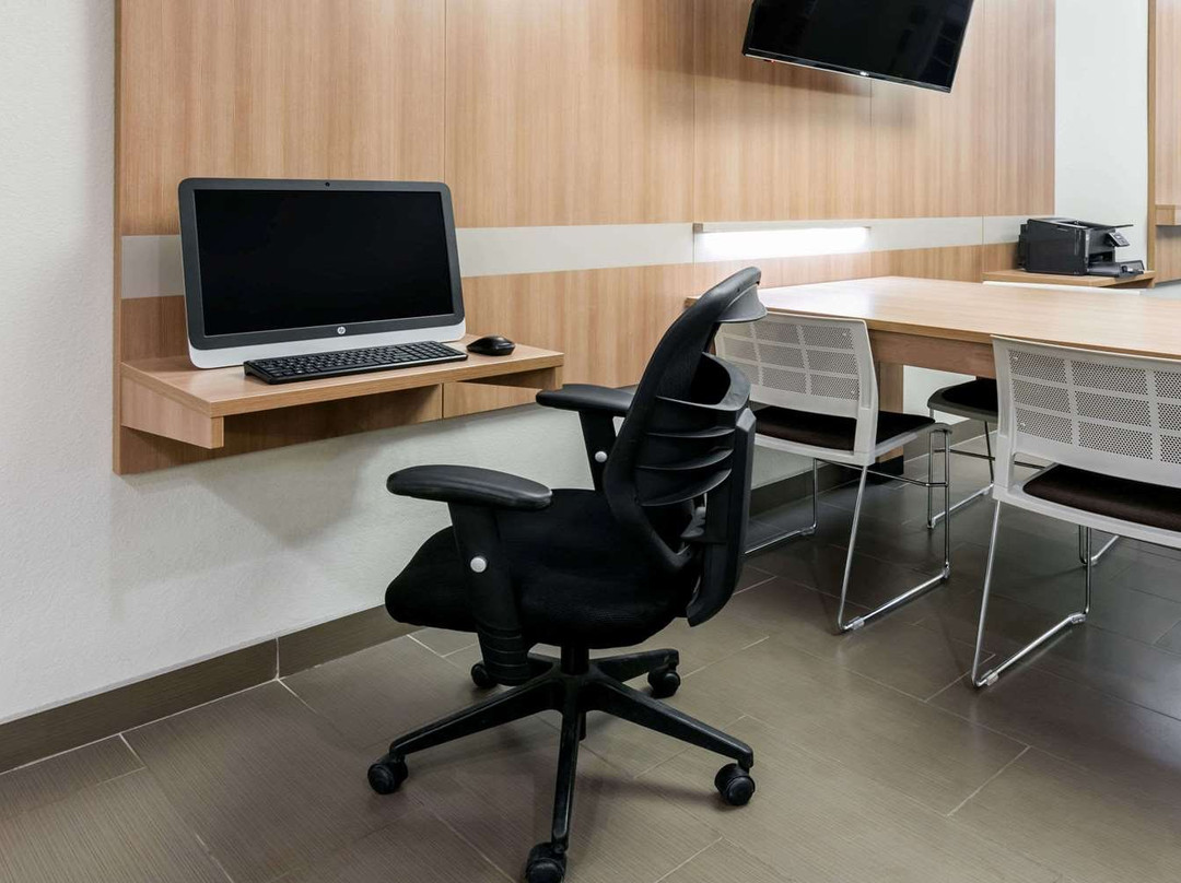 Permian Studio Apartments主图