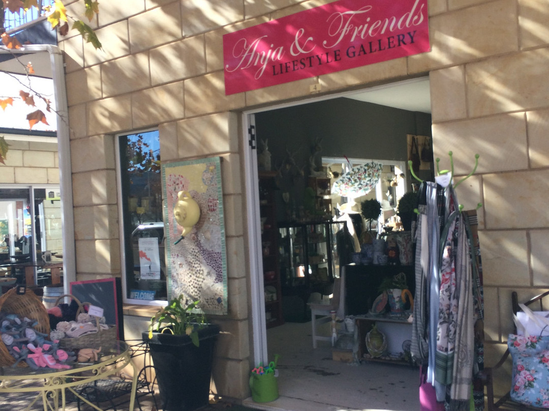 Anja & Friends-克拉伦斯必去景点