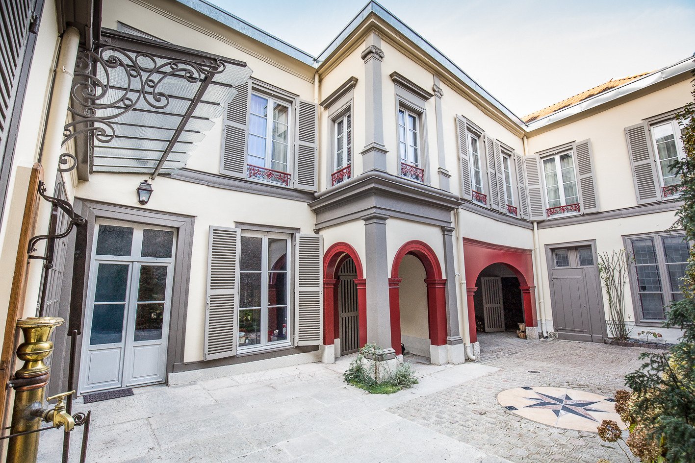 La Cour Pavee-官方