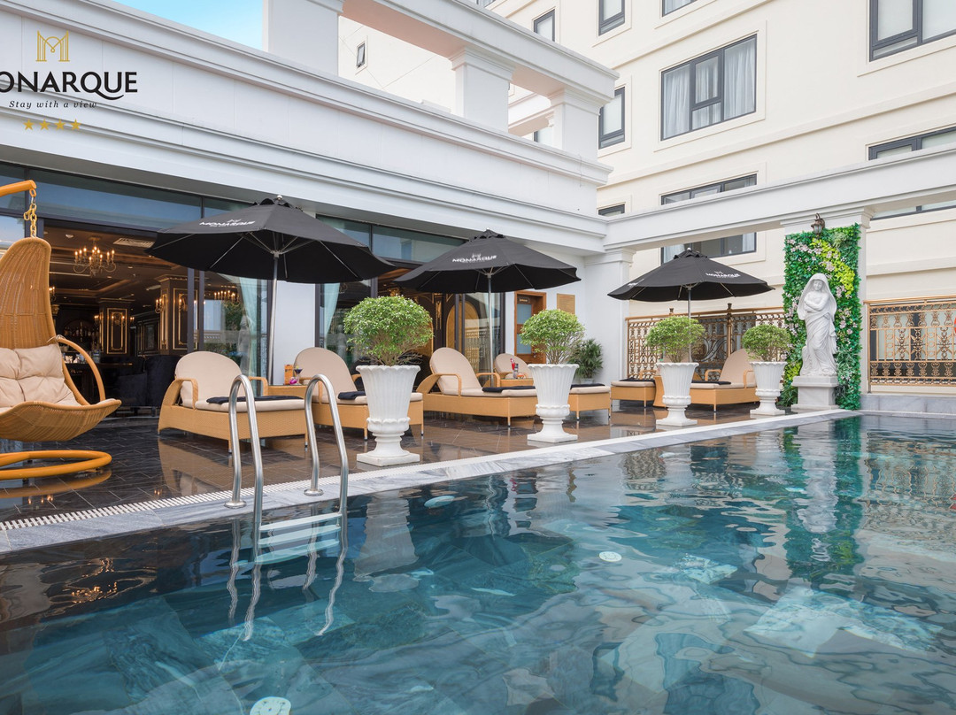 Monarque Hotel主图