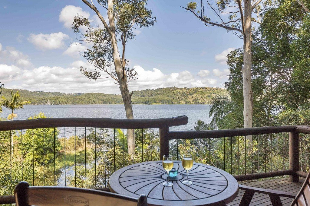 Secrets On The Lake主图