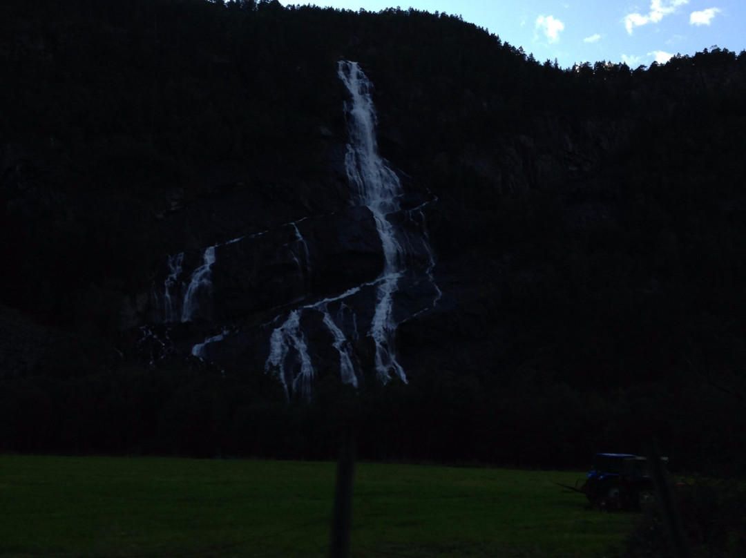 Vidfossen Waterfall景点图片