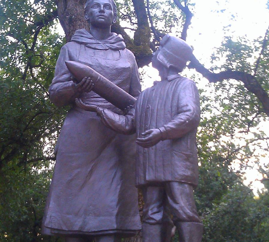 Momument to the Woman and Teenager Working in Reverse景点图片