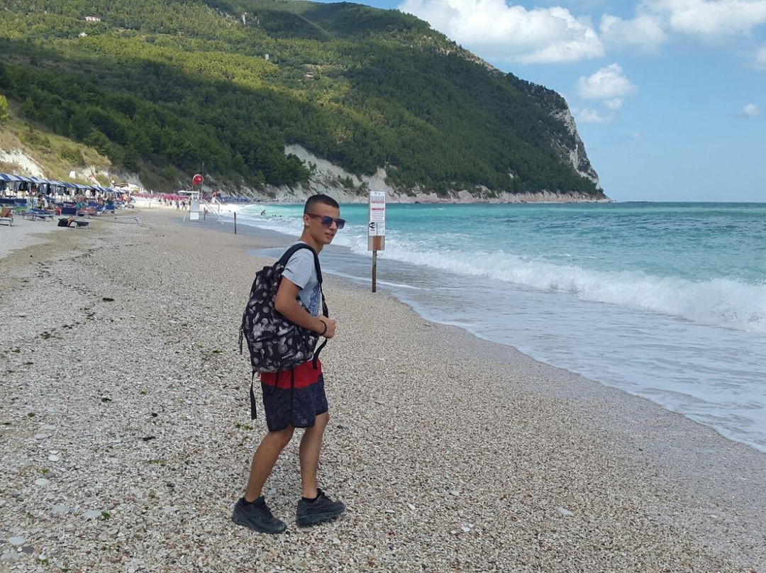 Spiaggia dei Sassi Neri-Sirolo必去景点