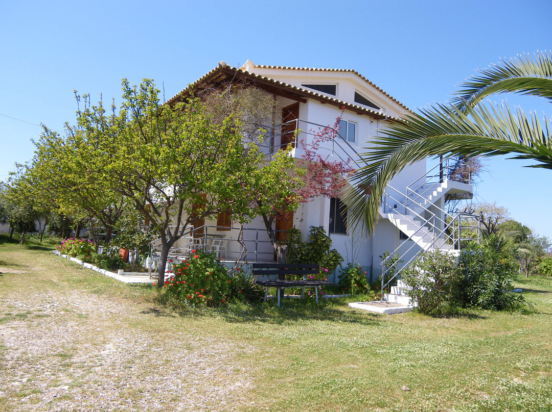 Theodores Apartments & Restaurant