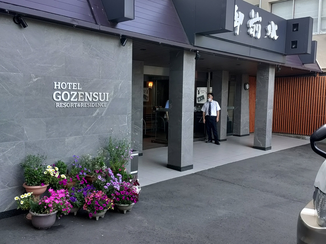 御前水酒店主图