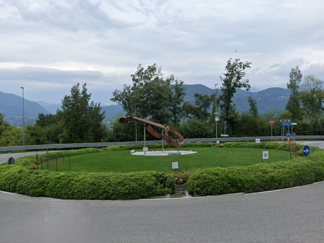 Rotonda Di Salò Scultura Del Violino景点图片