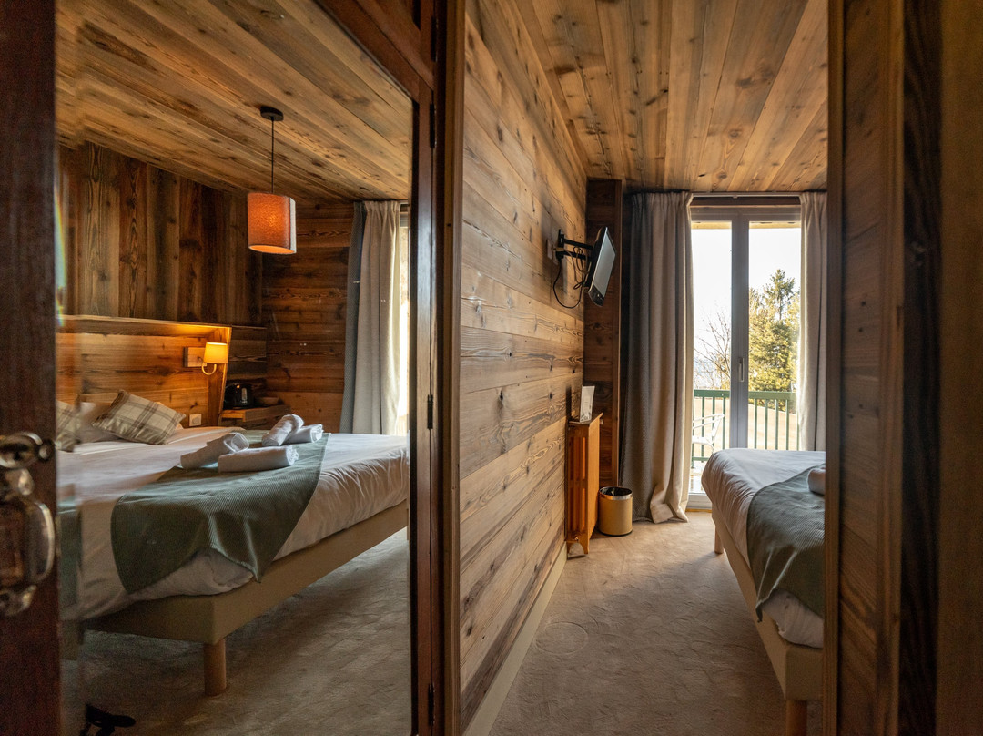 Pyrenees Hotel主图