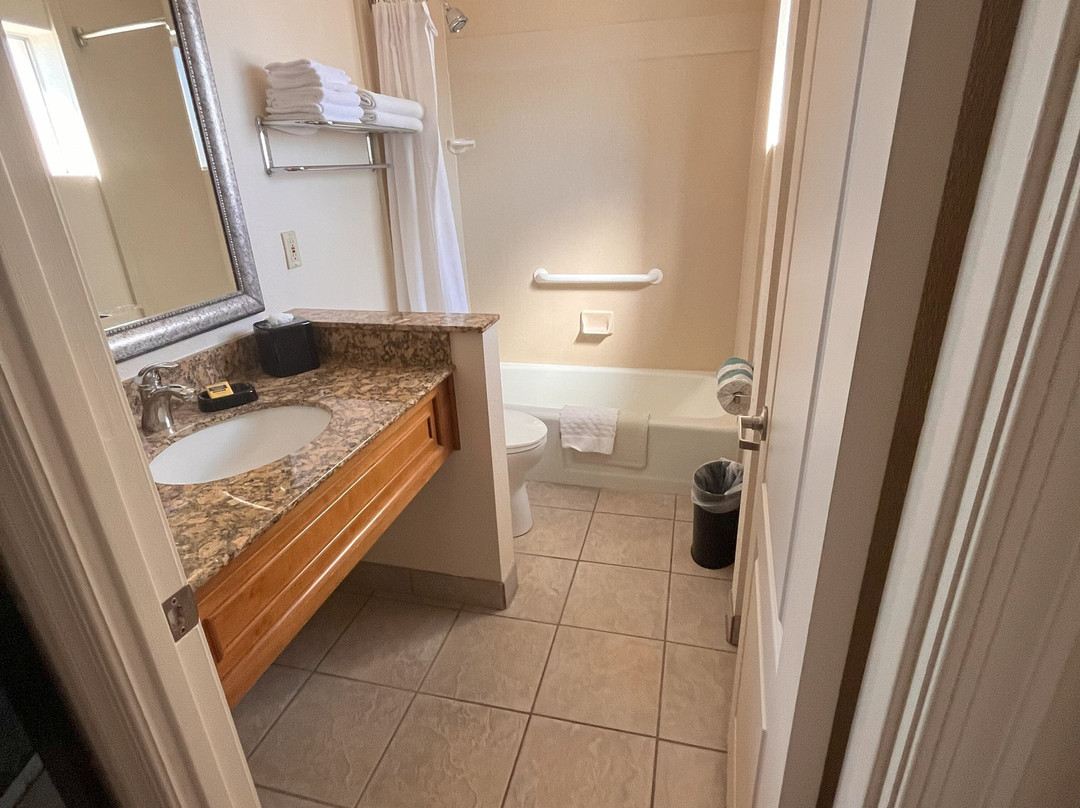 贝斯特韦斯特普拉斯旅行酒店及套房主图