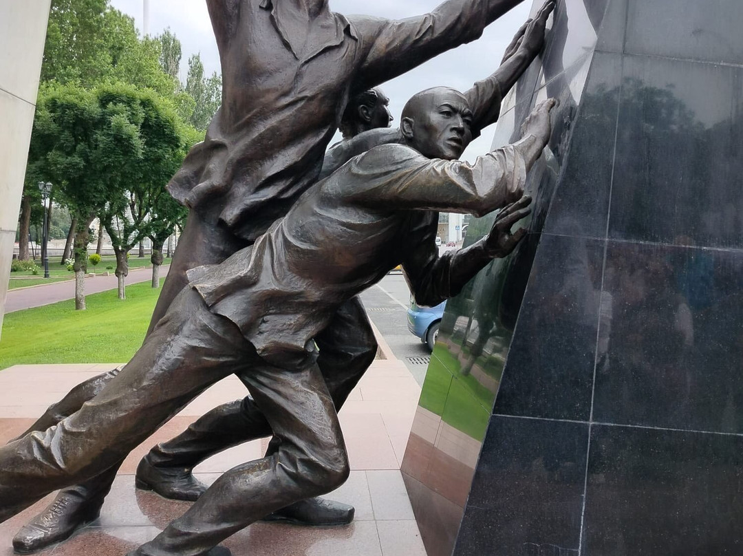 Monument to Those Who Died For Freedom-比斯凯克必去景点