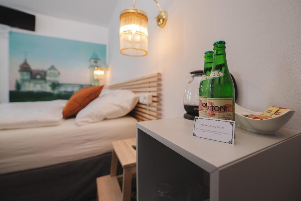 Hotel a restaurace Petřín主图
