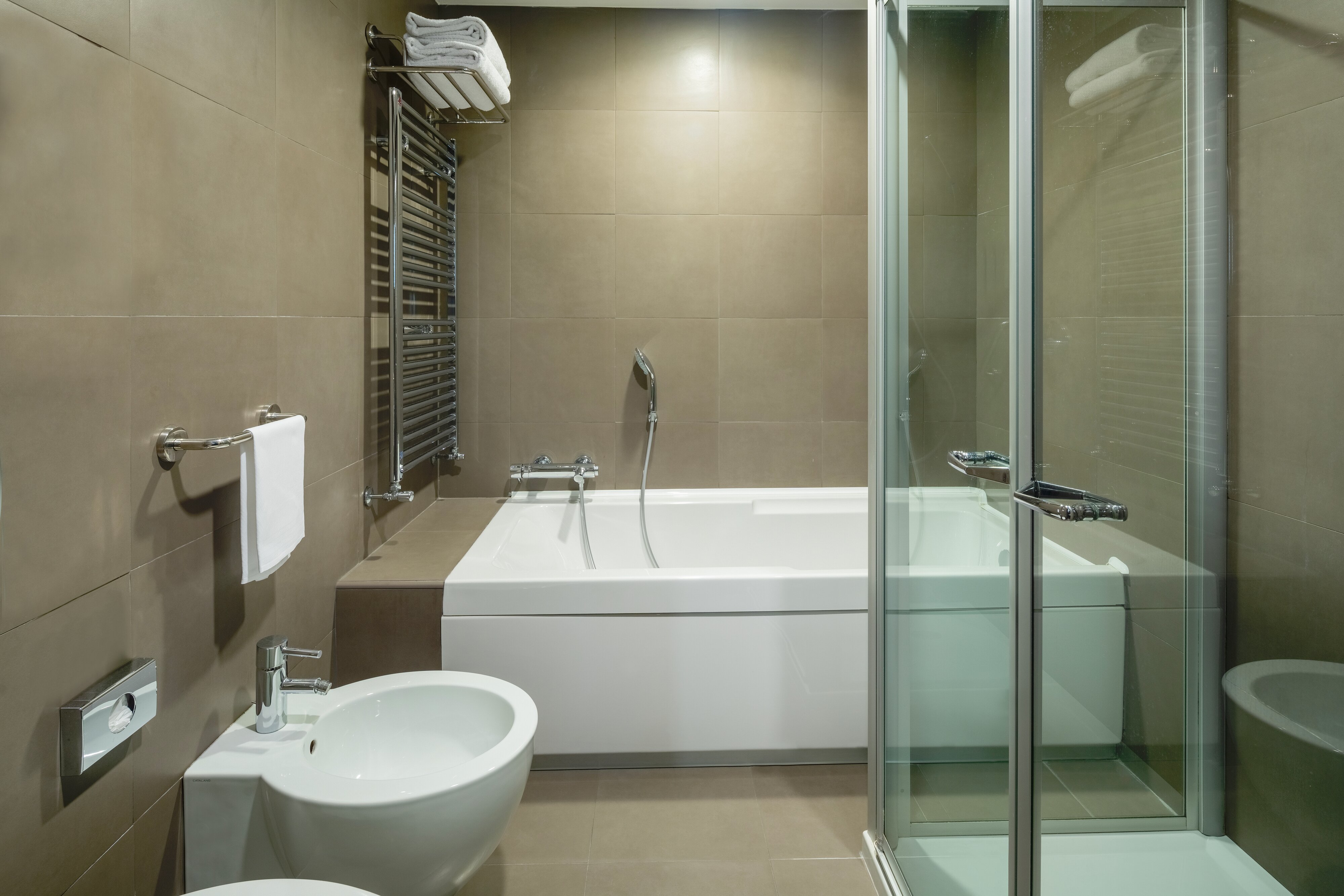 博洛尼亚圣拉扎罗乌娜威酒店-浴室