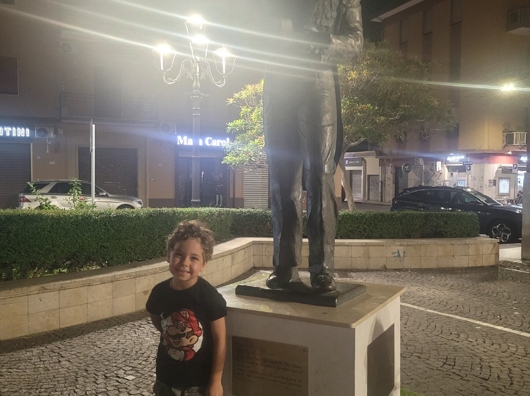 Monumento a Rino Gaetano-克罗托内必去景点