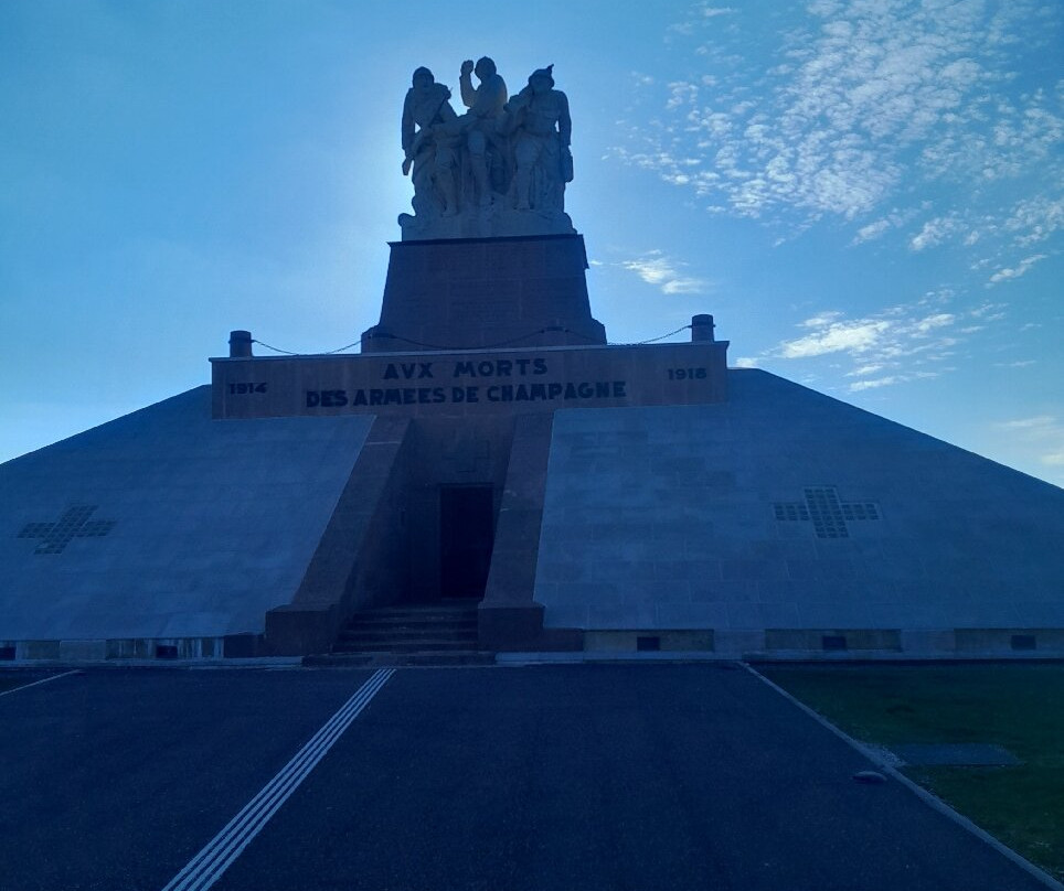 Monument-Ossuaire de « La Ferme de Navarin »-Sommepy-Tahure必去景点