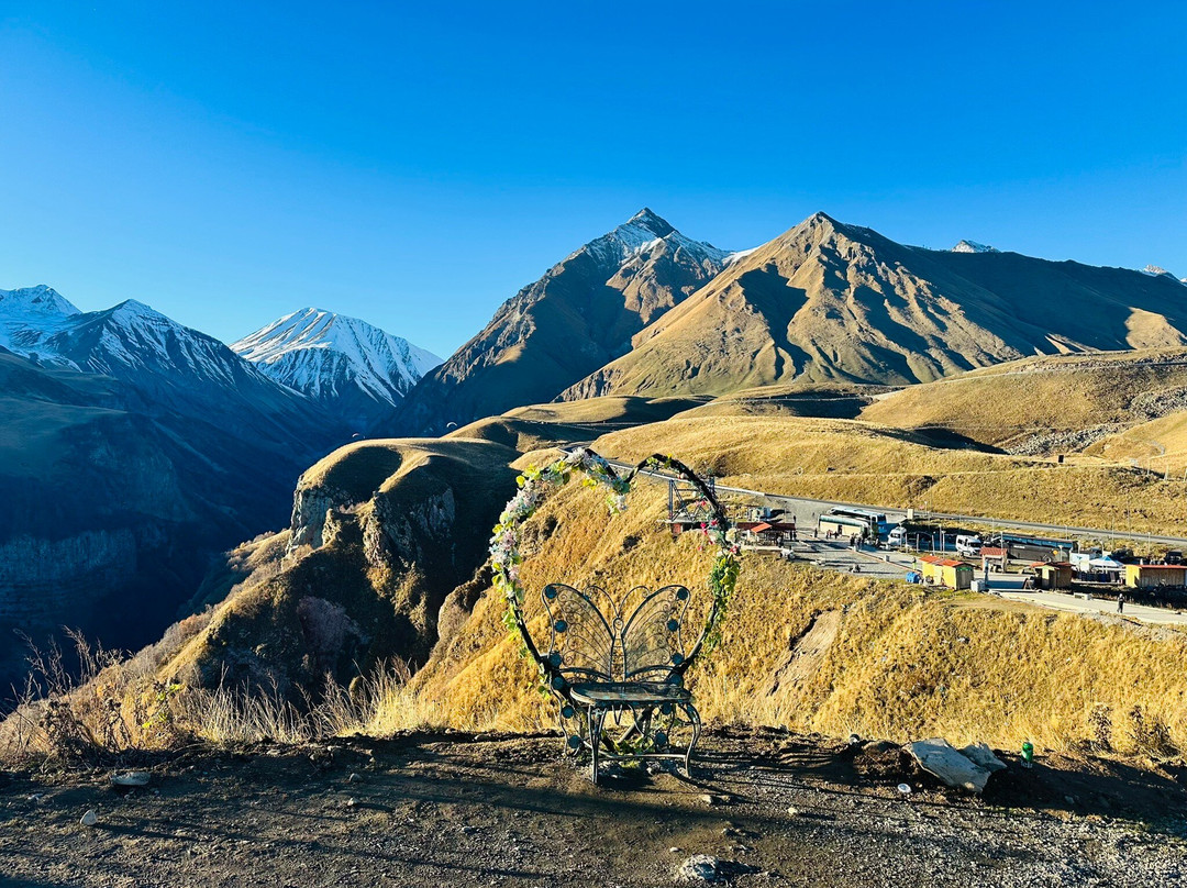 Russian Georgian Friendship Monument-古道里必去景点